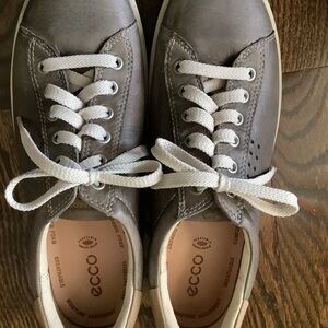 Ecco Gray Sneakers Classic Low-Top Design